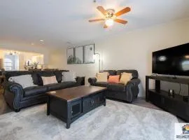 2BR Condo Close to the Strip - Stairs Required - 2 Pools - FREE TICKETS INCLUDED - FHC-3