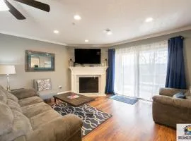 2BR Updated Condo - Close to the Strip - Stairs Required - 2 Pools - FREE TICKETS INCLUDED - FHE-3