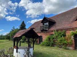 Apartament w Zabytkowej Stajni nad Jeziorem z Dostępem do Parku i Sąsiedztwem XIX wiecznego Dworku Modrzewiowego, cabin in Szteklin