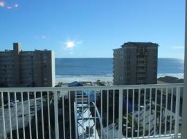 Crystal Tower 704 by ALBVR - Beach view, amenities & great rates!, chata v destinácii Gulf Shores