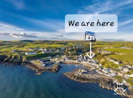 The Portpatrick Pad - A cosy 3 bed cottage, w. sea views & garden office, hotel para famílias em Portpatrick