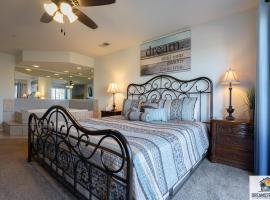 1BR Walk-In Condo with 2 Person Jacuzzi Tub - Near the Strip - FREE TICKETS INCLUDED - CH5-3, hotel in Branson