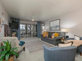 3BR Updated Condo - Family Games - Enclosed Patio - Stairs Required - FREE TICKETS INCLUDED - CH3-2, hotel em Branson