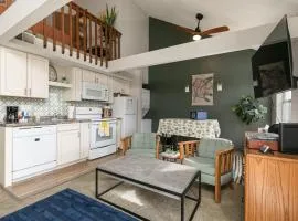 Green Meadow Getaway 2 BR Condo Near the 76 Strip - Stairs Required - FREE TICKETS INCLUDED