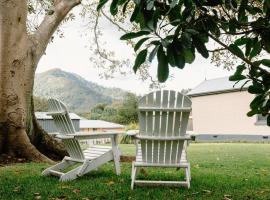 The School House and Garden - family friendly home short drive from Berry, Nowra and Kangaroo Valley), hotel in Camberwarra