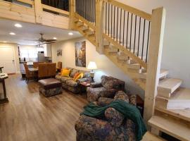 3BR Walk-In with Loft - Pool and Hot Tub - FREE ATTRACTION TICKETS INCLUDED - PARA, hotel in Branson
