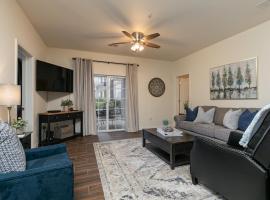 3BR Walk-In - Close to Attractions - FREE TICKETS INCLUDED - RL4-2, отель в Брэнсоне