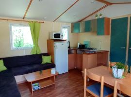 CAMPING LE BEL AIR Mobil home L'OLIVIER 4 personnes、Limogne-en-Quercyのホテル