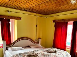 Friends guest house, hotel with parking in Pahalgām