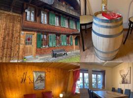 Wohnen mit Blick auf Eiger - ehemaliges Bauernhaus - 2 Schlafzimmer, cheap hotel in Schwarzenburg