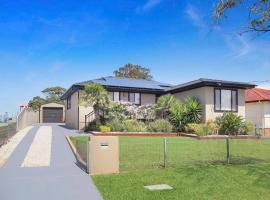 Sunny Shores House with Private Pool, hotel em Lake Illawarra