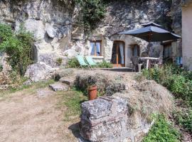A cave house with a splendid, historic charm, ξενοδοχείο σε Faverolles