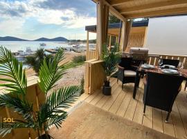 SOL- Seafront House Croatia: your holiday first row to the beach, casa o chalet en Drage