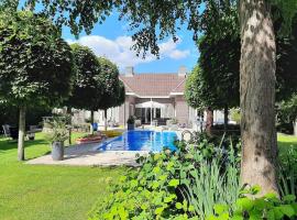 luxe villa met privé zwembad en jacuzzi, Hotel in Zeewolde