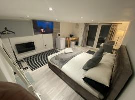 Modern Guest house with private entrance, pensionat i Manchester