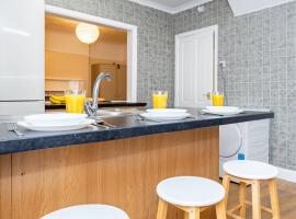 Shirley House 4, Guest House, Self Catering, Self Check in with smart locks, use of Fully Equipped Kitchen, close to City Centre, Ideal for Longer Stays, Excellent Transport Links, hotel with parking in Southampton