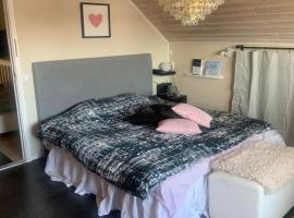 Charming room with big bed, hotel in Luleå