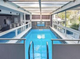 Awesome Home In Villars With Wifi, Private Swimming Pool And 4 Bedrooms, Hotel mit Pools in Villars