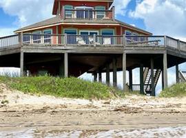 Stunning Beachfront 3 Bedroom Home, CoralMoonBeach، كوخ في Bolivar Peninsula