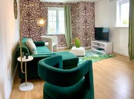 The Comfy Flat- Modern & Bright 2 Bedrooms Apartment