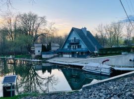 Channel Front A-frame Retreat، فندق في Syracuse