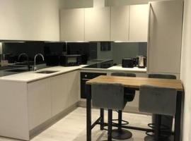 Central Camberley Apartment - Parking - Garden