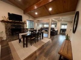 Modern hilltop cabin, 3 miles from Snow Valley, hotel in Arrowbear Lake