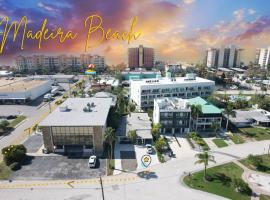 Luxury Home Steps to Madeira Beach, hotel in St Pete Beach