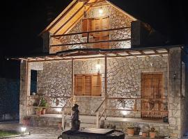 The Village House, cabaña o casa de campo en Korçë