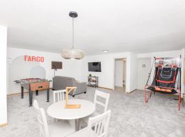 NEW Remodeled Townhome Close to Downtown, hótel í Fargo