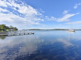 Water's Edge Apartment 1 absolute waterfront at Fishing Point on Lake Macquarie、Fishing Pointのアパートメント