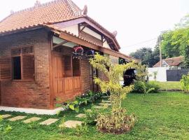 nDalem Julang Bogor - Javanese House 2BR: Bogor şehrinde bir kiralık tatil yeri