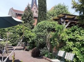Haus mit wunderschönem Garten, cheap hotel in Bad Freienwalde
