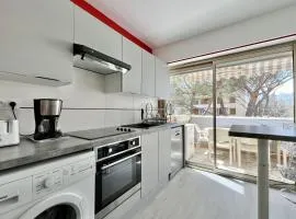 Bright and quiet apartment near the sea