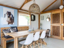 Glamping Camping NixHoeve, Glampingunterkunft in Genderen