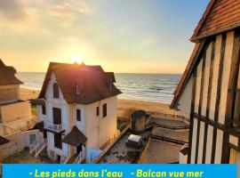 M2M Studio avec balcon - magnifique vue campagne et côté mer - les pieds dans l eau!, hotel in Blonville-sur-Mer