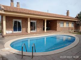 Global Villa Agustina, con piscina privada y Barbacoa en Mont-Roig, cabin in Montroig