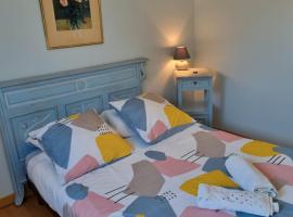 Chambre Miro - Closeries du Golfe, hospedagem domiciliar em Theix