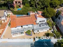 Entire Large Villa next to Award-winning beach