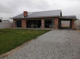 17 Lisa Street, 4 Bed - 2 Bath, hotel en Struisbaai