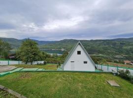 Green House with Lake View，佩魯恰斯的小屋