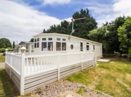 Great Dog Friendly Caravan To Hire With Field Views In Norfolk Ref 10132b, hotel in Belton