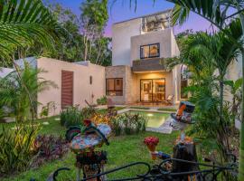 Private Tulum Villa in Exclusive Secured Community，位于图卢姆的酒店