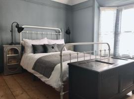 Stunning seaside cottage seconds from beach by Whitstable-Holidays, Fig Cottage, отель в городе Уитстабл