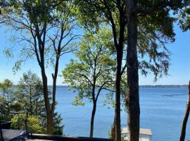 Newly Renovated 4B, 2.5 bath Lakefront home with South Grand Lake Views and dock, hotel in Vinita
