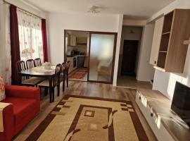Casă și curte confortabilă, cheap hotel in Braşov