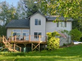 Seabeck Bremerton Lake Retreat home, вила в Бремертън