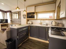 Modern Caravan At Caldecott Hall With Decking In Norfolk, Sleeps 8 Ref 91068c, glamping in Great Yarmouth
