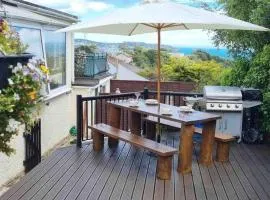 3 Bedroom Bungalow with great Sea Views, Private Hot Tub & Gardens