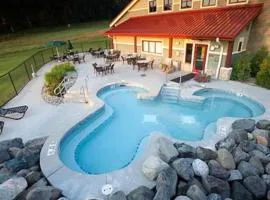 Golf 27 holes Family Solo Eco Resort Wisconsin Dells 10 minutes Ski & Tubing 2 Bedroom Suites Full Kitchen Living Room Patio
